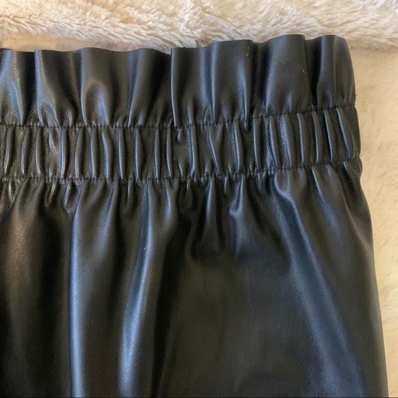 H&M black faux leather skirt - Picture 3 of 8